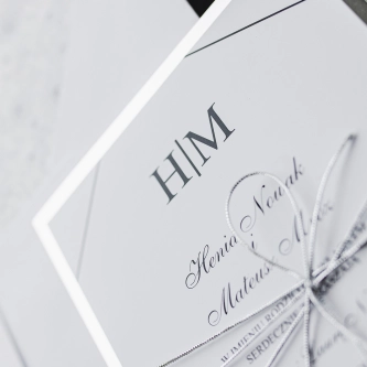 Zaproszenia ślubne Elegance z&nbsp;lustrzanym papierem ozdobnym i&nbsp;srebrnym sznurkiem