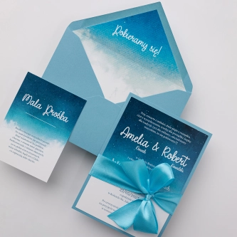 Zaproszenia ślubne Cloud w&nbsp;błękitnych barwach z&nbsp;kopertą i&nbsp;satynową kokardą