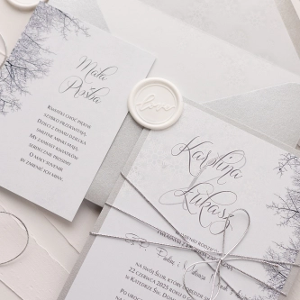 Zimowe Zaproszenia ślubne Frozen z&nbsp;szarą kopertą, papierem ozdobnym i&nbsp;srebrnym sznurkiem