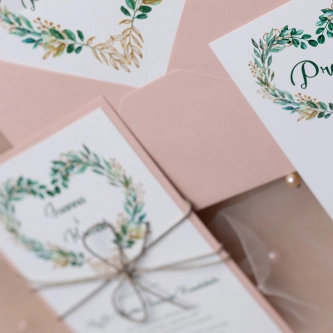 Rustykalne Zaproszenia ślubne Heart of Flowers z&nbsp;dodatkami, papierem ozdobnym i&nbsp;sznurkiem