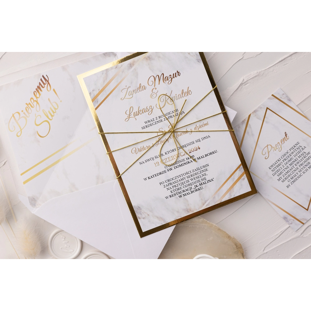 Eleganckie zaproszenia ślubne z motywem marmuru i złota z lustrzaną podklejką i sznurkiem