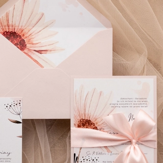 Zaproszenia ślubne Natalie z&nbsp;pudrowo różową kopertą, wkładką i&nbsp;wstążką