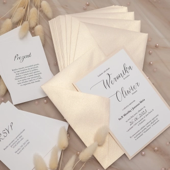 Minimalistyczne zaproszenia ślubne w&nbsp;kolorze perłowego beżu z&nbsp;papierem ozdobnym oraz dodatkowymi wkładkami