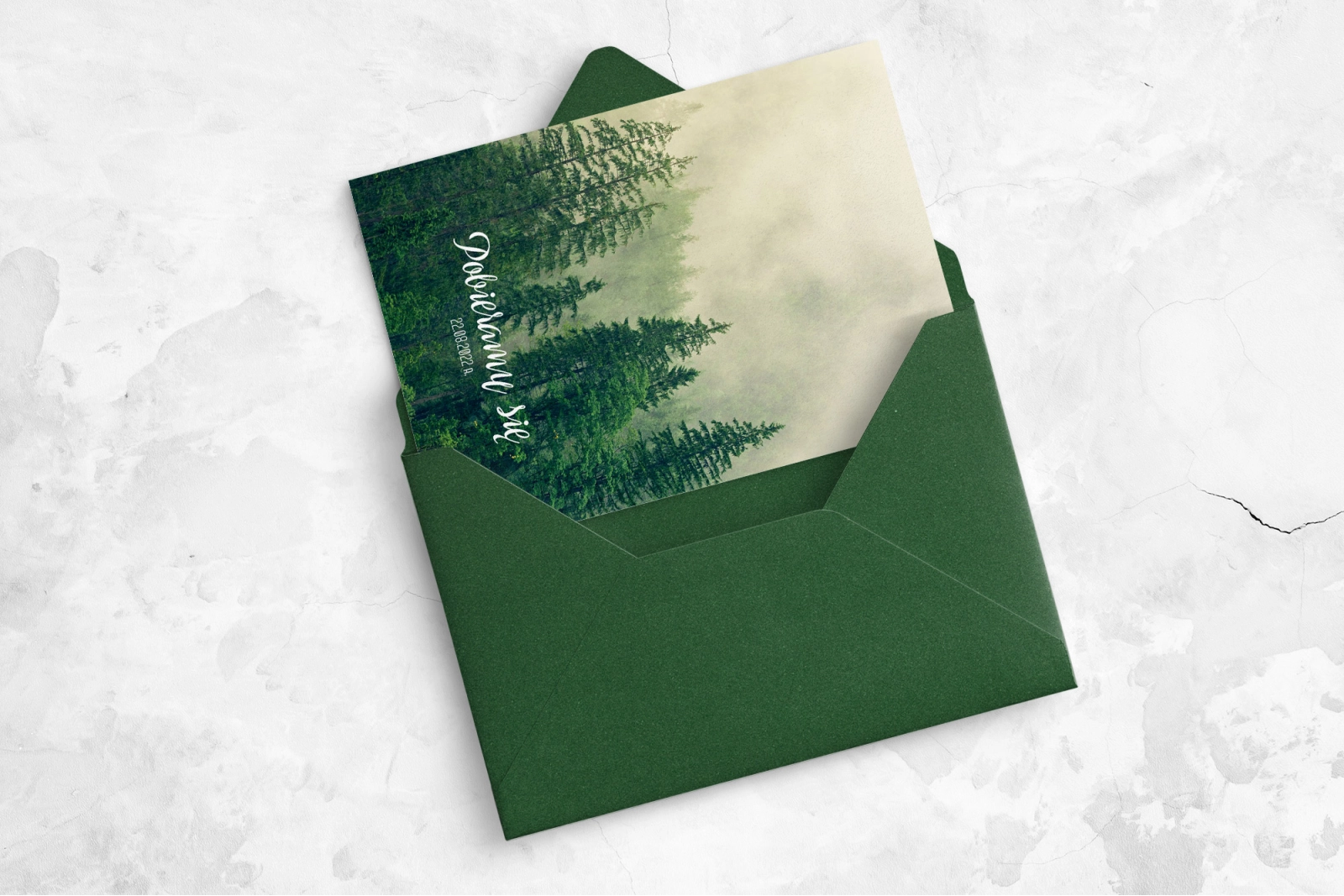 Zielone zaproszenie drukowane na papierze satynowym z piękną kopertą