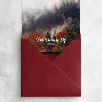 Zaproszenie Forest na papierze satynowym z&nbsp;piękną kopertą bordową