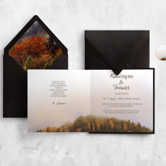 Zaproszenie leśne z&nbsp;ciemną kopertą i&nbsp;podklejką perłową oraz z&nbsp; wklejką i&nbsp;zaklejką