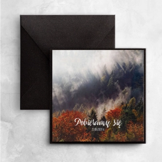 Zaproszenie leśne z&nbsp;ciemną kopertą i&nbsp;podklejką perłową oraz z&nbsp; wklejką i&nbsp;zaklejką