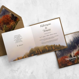 Ekologiczne zaproszenie z&nbsp;jesiennym lasem na papierze prążkowanym