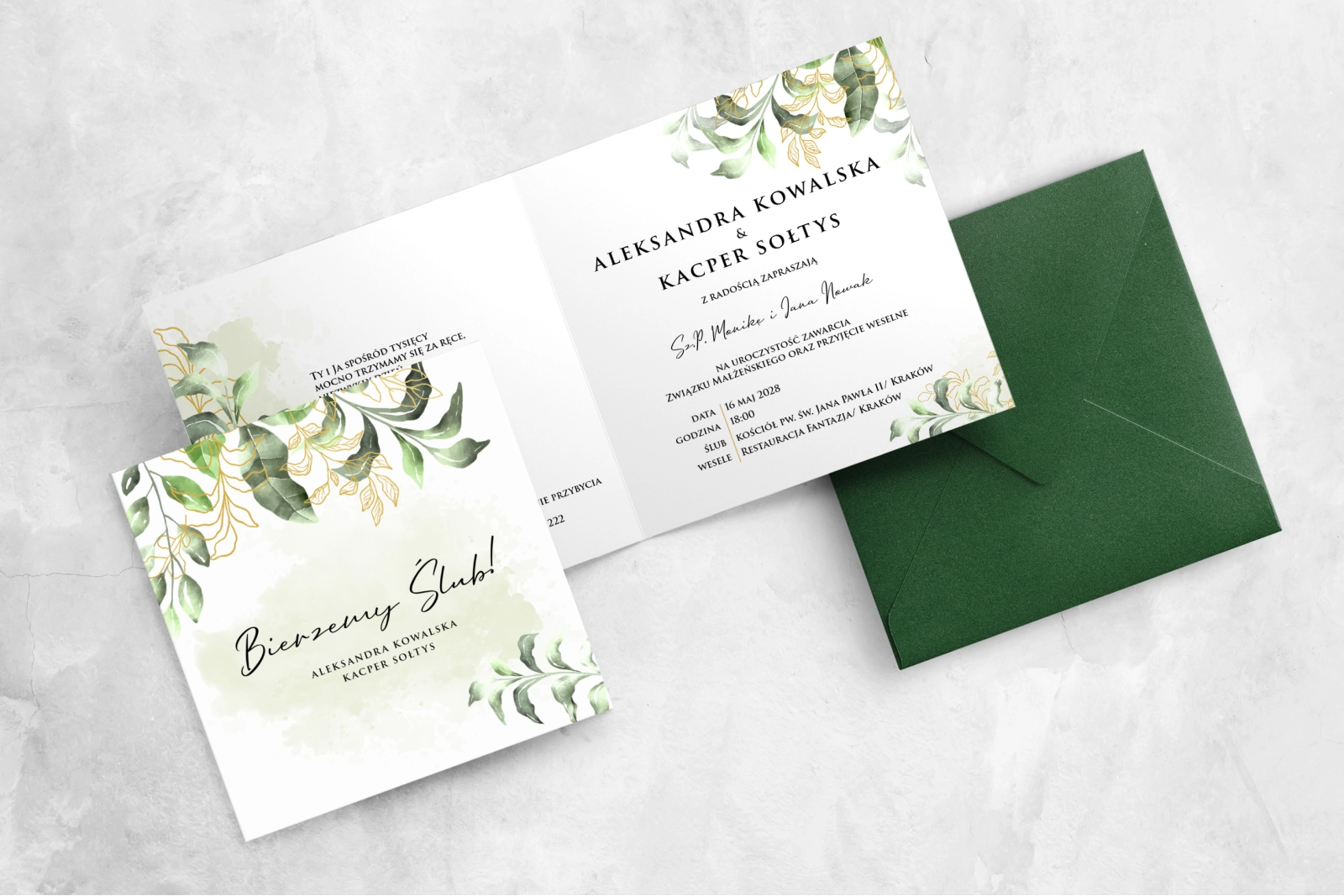 Piękne zielone zaproszenie ze złotymi listkami drukowane na papierze satynowym z ciemno zieloną kopertą