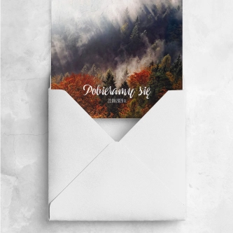 Piękne leśne zaproszenie z&nbsp;lasem we mgle i&nbsp;białą kopertą