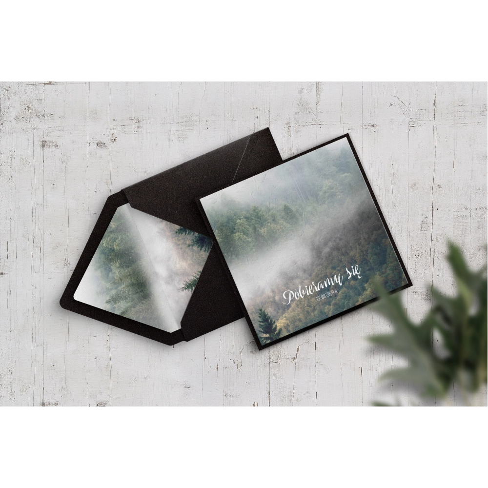 Proste rustykalne zaproszenie drukowane na papierze skóra z ciemną kopertą perłową