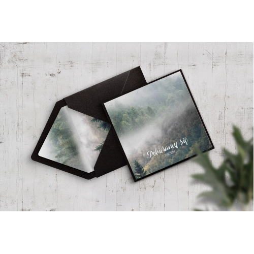 Proste rustykalne zaproszenie drukowane na papierze skóra z ciemną kopertą perłową