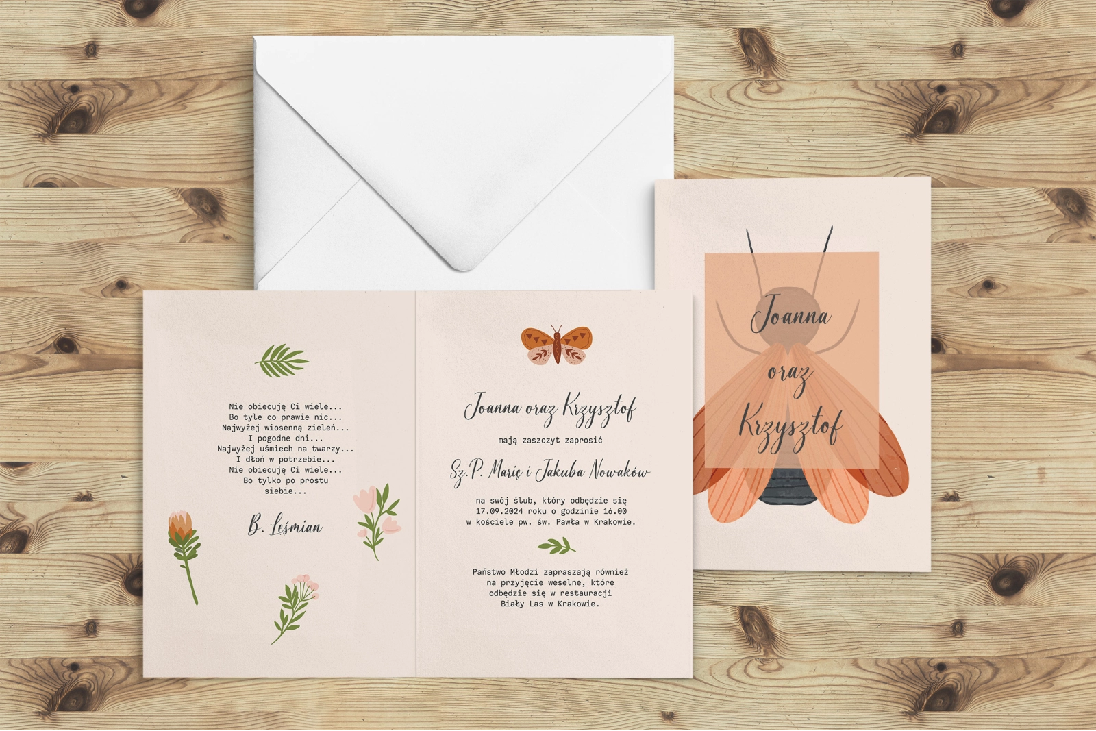 Rustykalne zaproszenie z motylem drukowane na papierze satynowym z białą kopertą