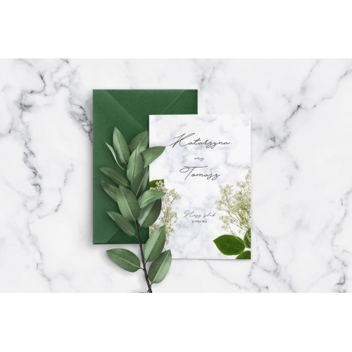 Zaproszenie ślubne z gipsówką i marmurkiem oraz z kopertą ciemno zieloną