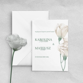 Piękne zielone zaproszenie z&nbsp;białym kwiatem i&nbsp;dopasowaną kopertą