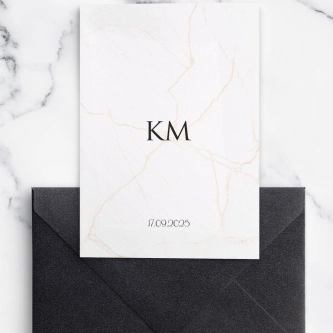 Zaproszenie Glamour z&nbsp;elementami złota oraz z&nbsp;perłową kopertą w&nbsp;kolorze czarnym