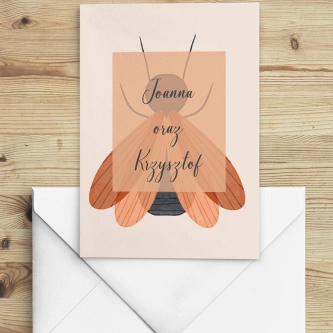 Rustykalne zaproszenie z&nbsp;motylem drukowane na papierze satynowym z&nbsp;białą kopertą