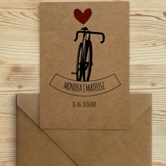 Ekologiczne zaproszenie z&nbsp;rowerem i&nbsp;kaskiem oraz z&nbsp;kopertą eko