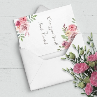 Zaproszenie z&nbsp;kwiatami w&nbsp;odcieniach różu z&nbsp;kopertą w&nbsp;kolorze białym