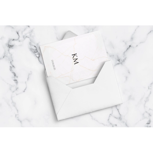 Zaproszenie Marble ze złotymi elementami i marmurkiem oraz białą kopertą