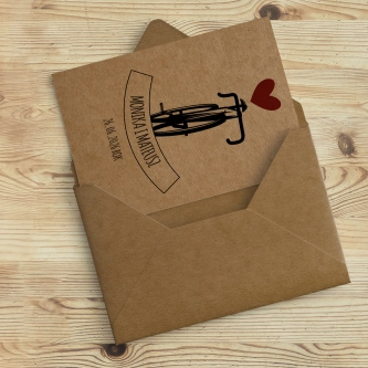 Ekologiczne zaproszenie z&nbsp;rowerem i&nbsp;kaskiem oraz z&nbsp;kopertą eko