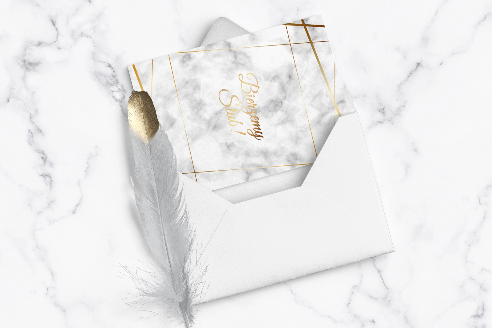 Marmurkowe zaproszenie ze złotymi liniami i piękną kopertą w kolorze białym