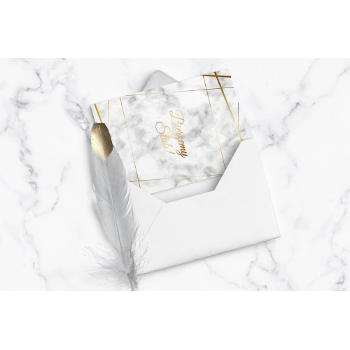 Marmurkowe zaproszenie ze złotymi liniami i piękną kopertą w kolorze białym