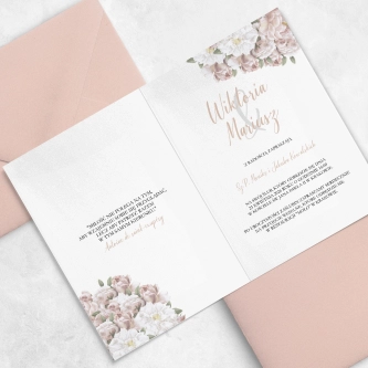 Delikatne zaproszenie z&nbsp;pięknymi kwiatami wiosennymi oraz z&nbsp;kopertą w&nbsp;kolorze pudrowego różu