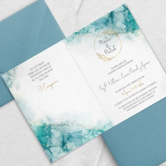 Piękne niebieskie zaproszenie ze złotymi elementami i&nbsp;dopasowaną kopertą