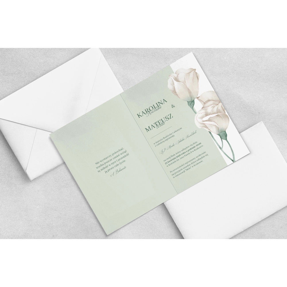 Piękne zielone zaproszenie z białym kwiatem i dopasowaną kopertą