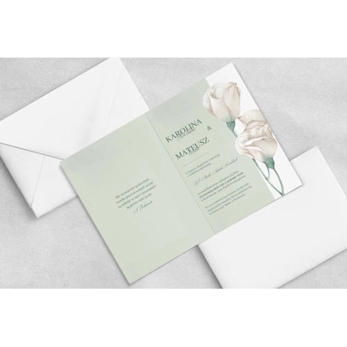 Piękne zielone zaproszenie z białym kwiatem i dopasowaną kopertą