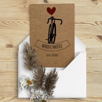 Nietypowe zaproszenie ślubne z&nbsp;motywem podróżniczym drukowane na papierze ekologicznych z&nbsp;białą kopertą